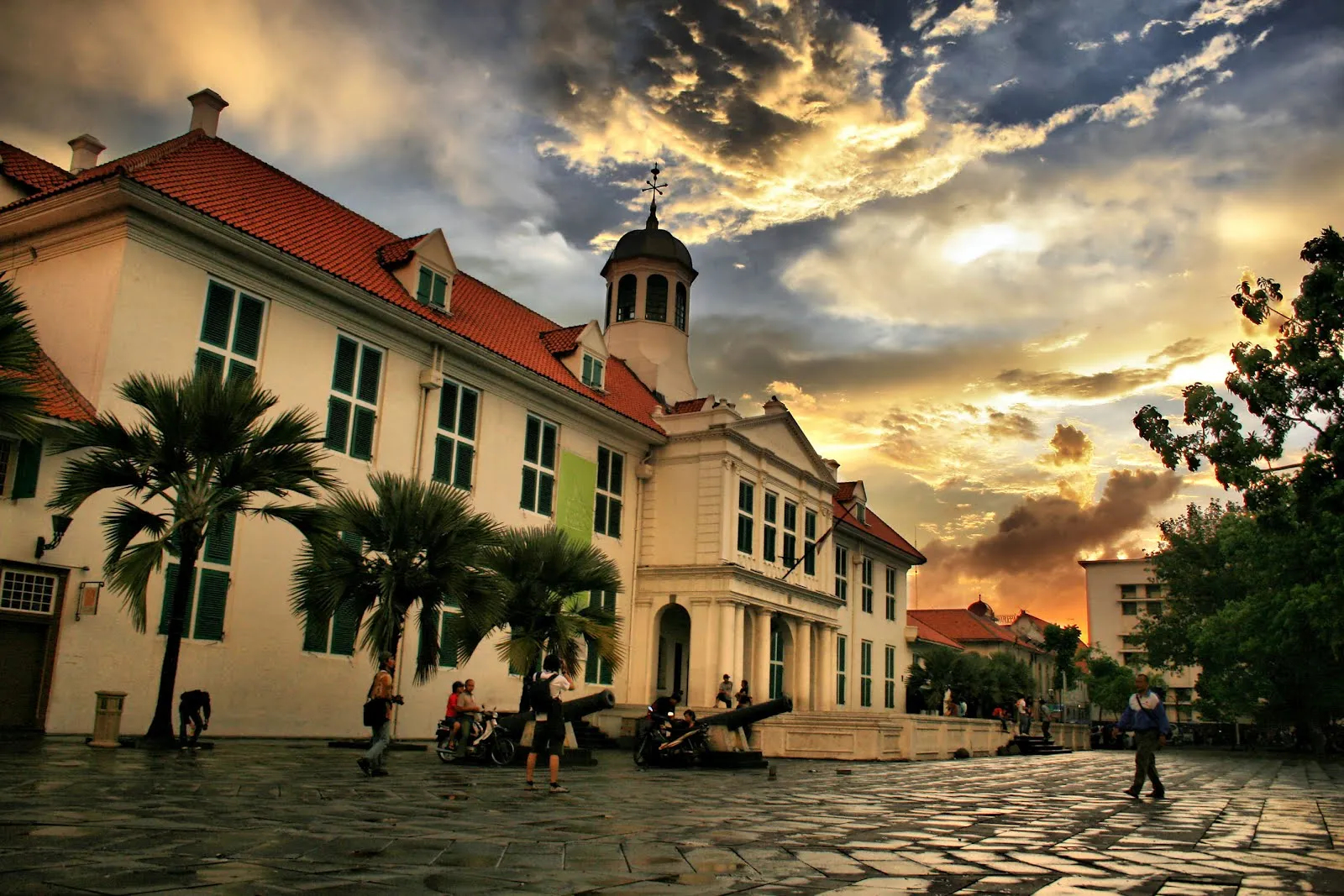 Tur Wisata di Jakarta Utara di Pantai Indah Kapuk