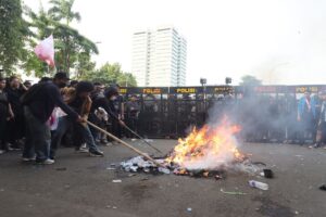 Tukang Asongan Gratiskan Dagangan