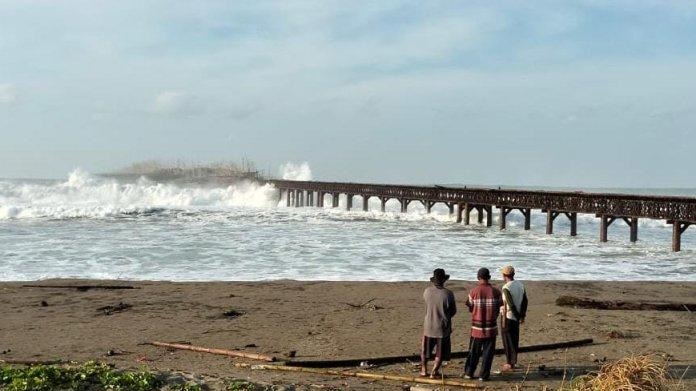 70 Orang Nelayan dan Pemancing Terjebak 24 jam di Dermaga Bekas Pertambangan Pasir Besi Akibat…