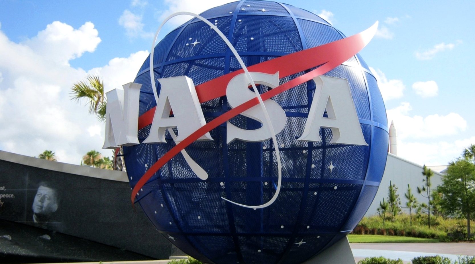 NASA Bakal Bangun Reaktor Nuklir di Bulan pada 2030